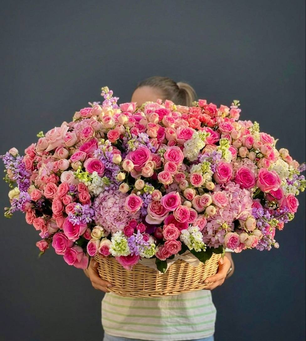 Корзины с цветами — заказать в Санкт-Петербурге