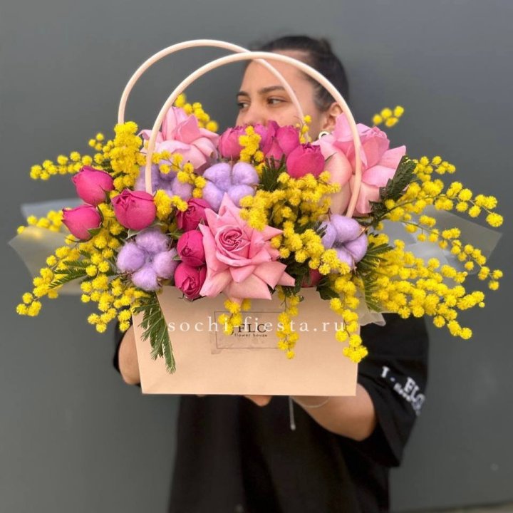 Сумочка мимозы и роз "Примавера" в Санкт-Петербурге