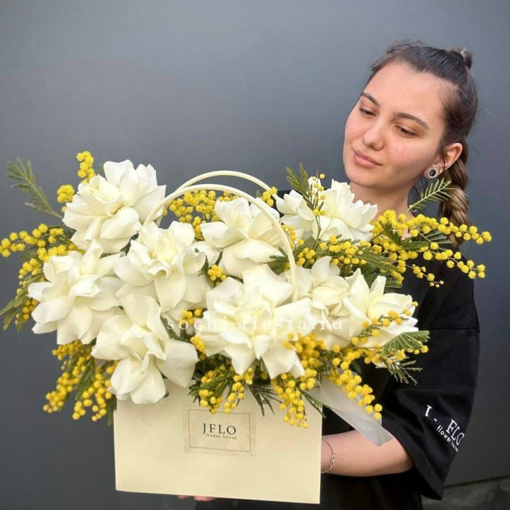 Французские Розы и мимоза  в сумочке  в Санкт-Петербурге