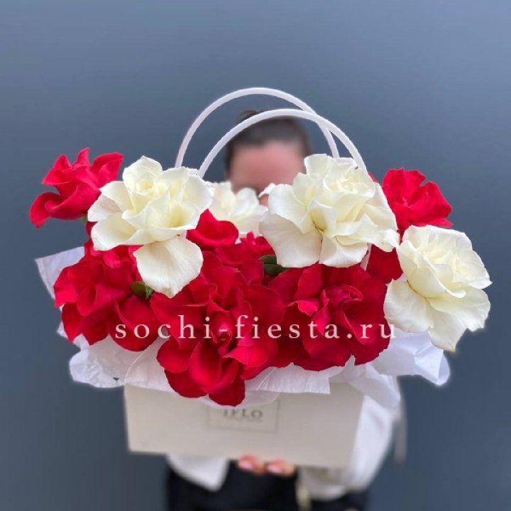 Сумочка  красных и белых роз в Санкт-Петербурге