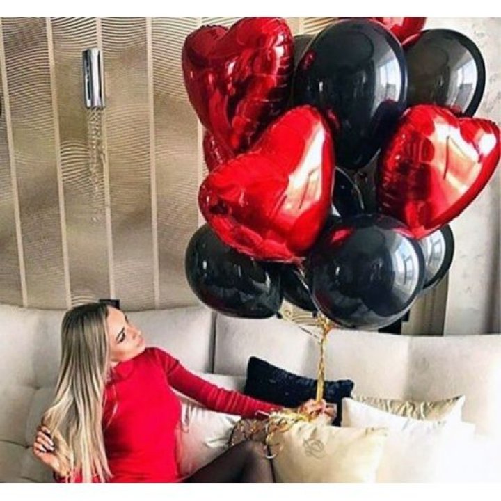 Фонтан из красных сердец с чёрными шарами  в Санкт-Петербурге