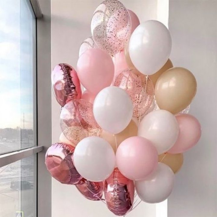 Фонтан шаров розового и белого цветов в Санкт-Петербурге