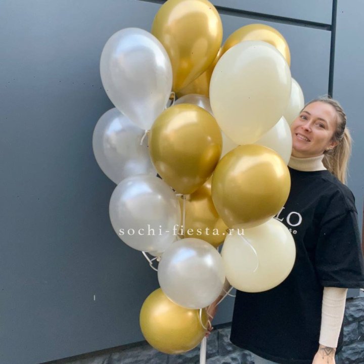 Облако шаров из белого и золотого оттенков в Санкт-Петербурге