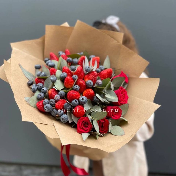Клубника и голубика с цветами в Санкт-Петербурге