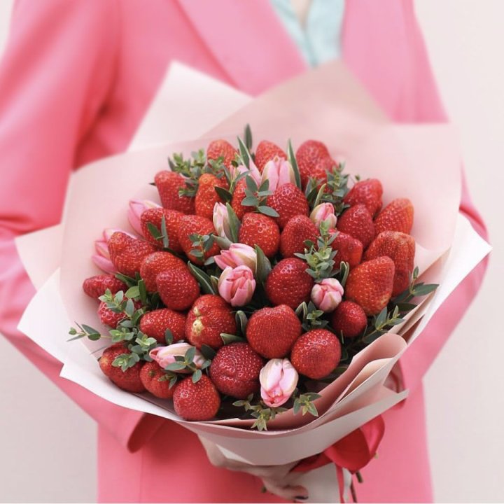 Тюльпаны и клубника в Санкт-Петербурге