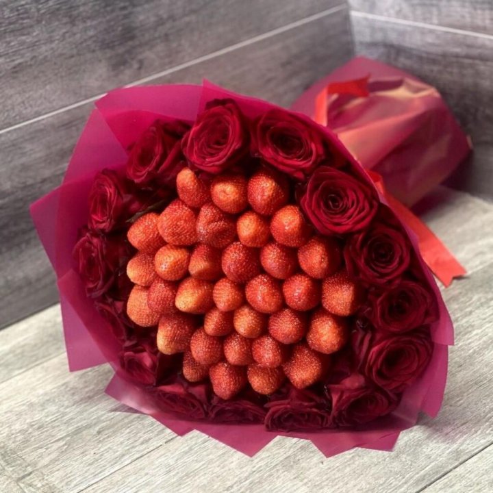 Клубничный букет с розами в Санкт-Петербурге