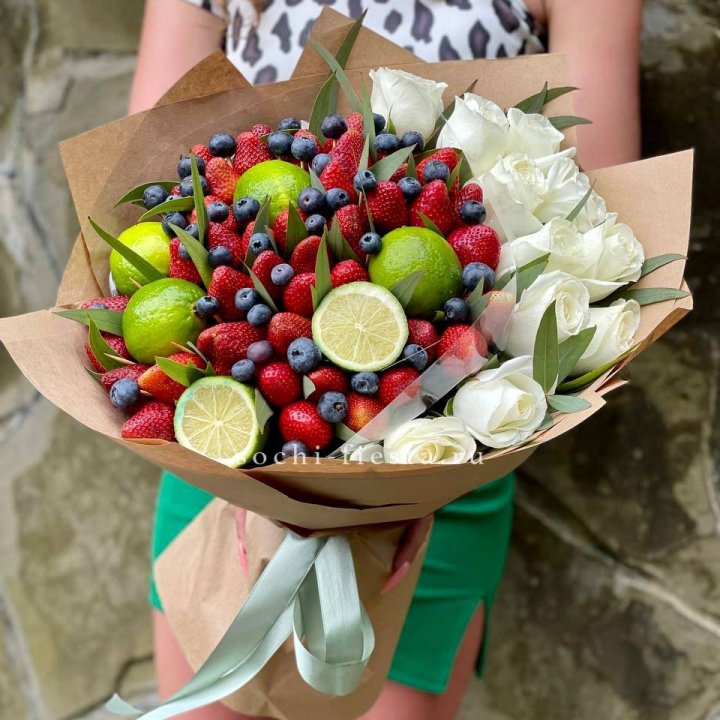 Ягодно-цитрусовый букет с розами в Санкт-Петербурге