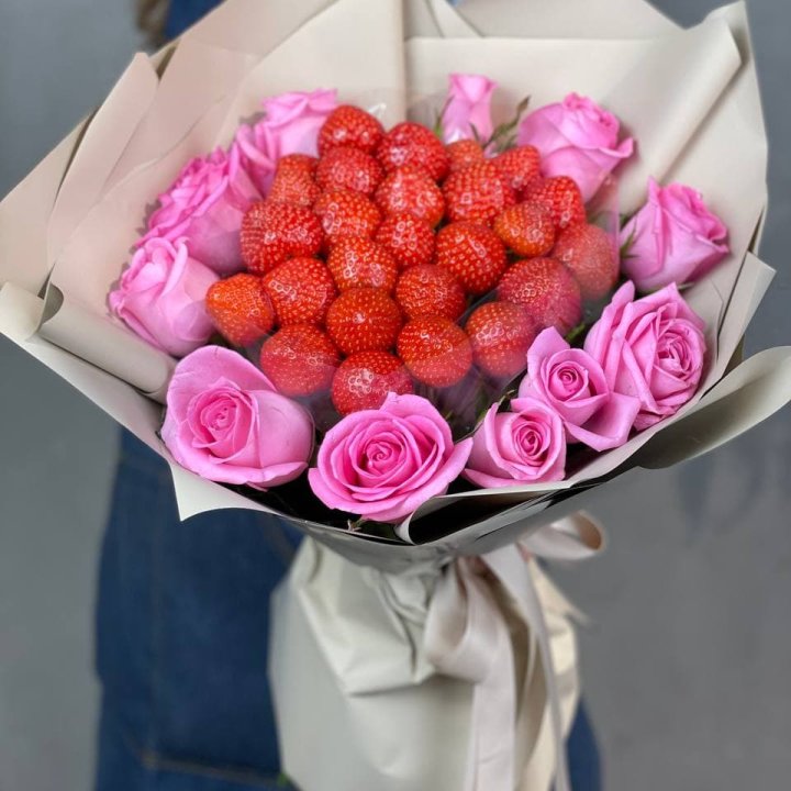 Клубника и розы в Санкт-Петербурге