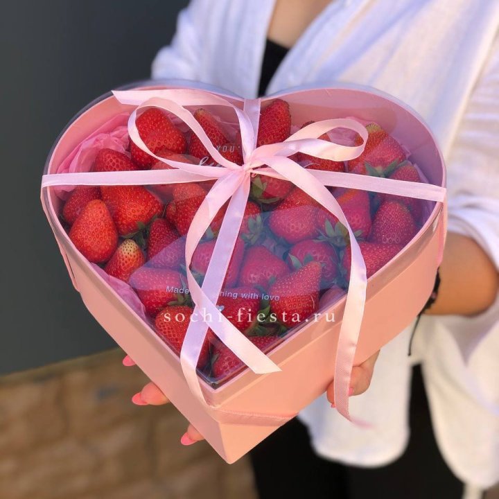 Коробочка сердце  с клубникой в Санкт-Петербурге