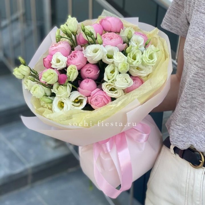 Букет кустовых роз с эустомой в Санкт-Петербурге