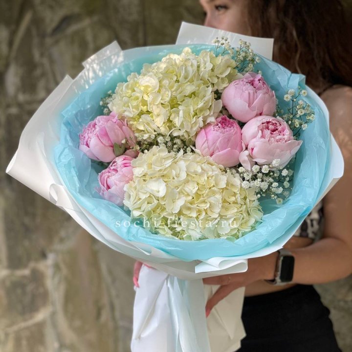 Букет с пионами "Блюсом" в Санкт-Петербурге