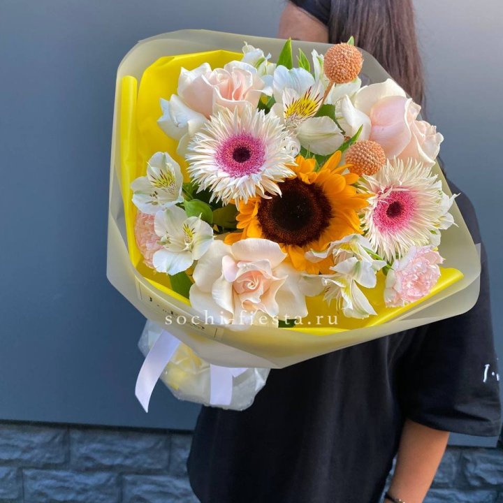 Букет с подсолнухом "Елоу" в Санкт-Петербурге