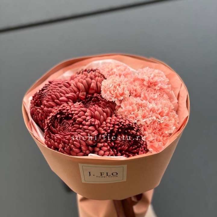 Букет хризантем и диантусов  в Санкт-Петербурге