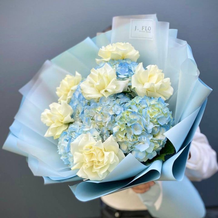  Букет из голубых гортензий и роз  в Санкт-Петербурге