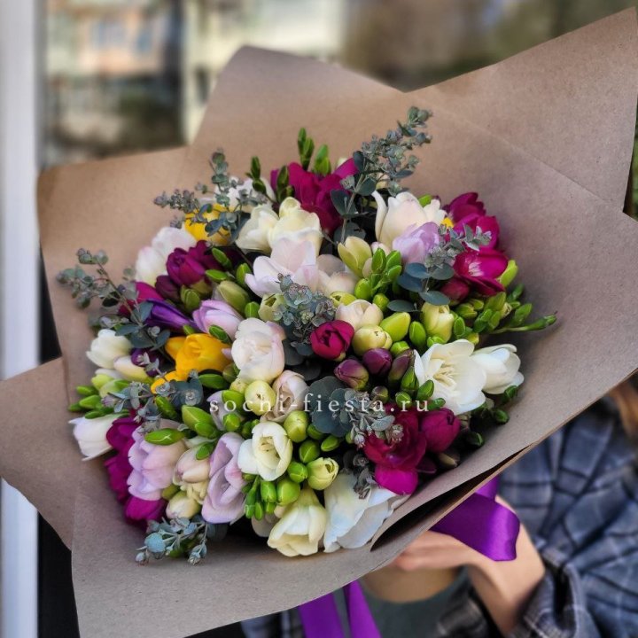 Букет фрезий "Радуга" в Санкт-Петербурге