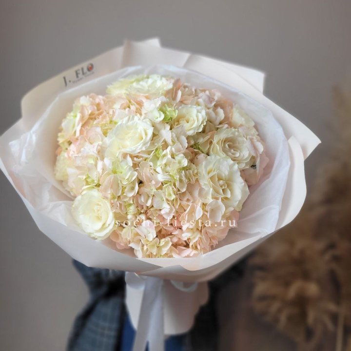  Букет гортензии и роз  в Санкт-Петербурге