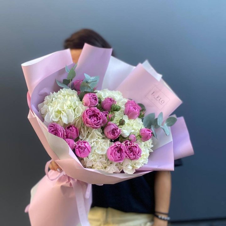 Букет белых гортензий и пионовидных роз  в Санкт-Петербурге