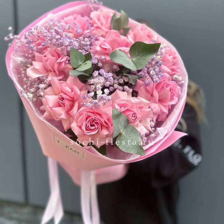 Розовые французские розы с гипсофилой в Санкт-Петербурге