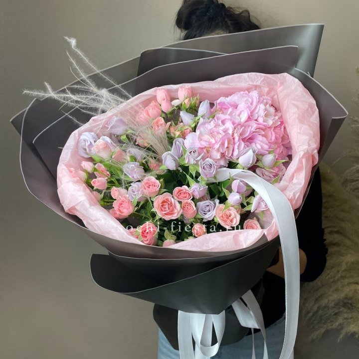  Букет гортензии и роз "Саперави" в Санкт-Петербурге