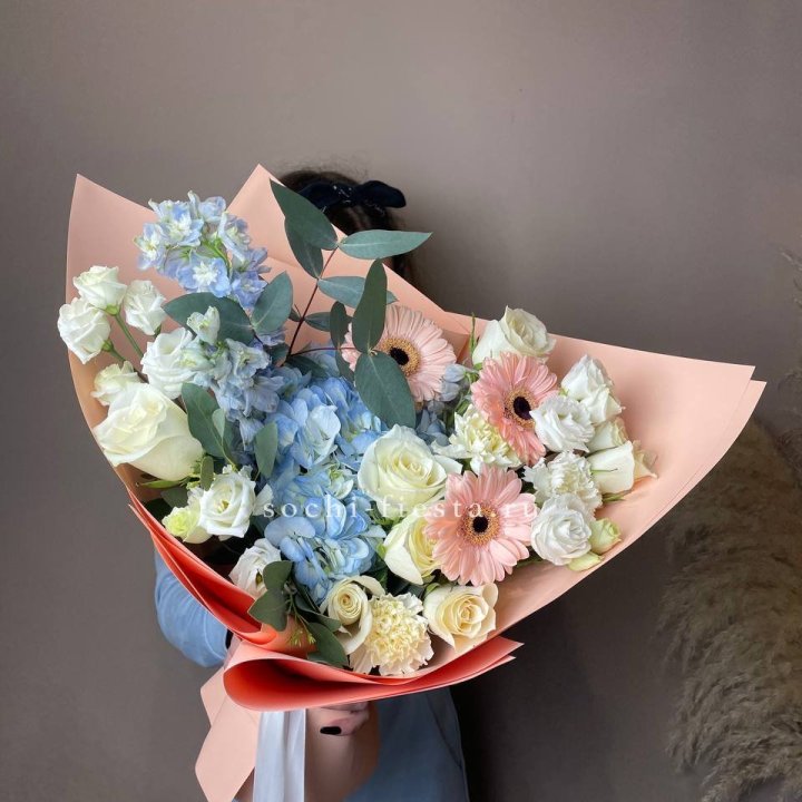  Букет гортензии и роз "Валенсия" в Санкт-Петербурге