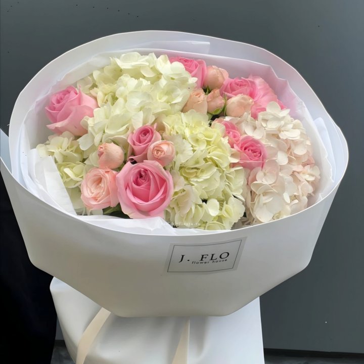  Букет гортензии и роз  "Тиамо" в Санкт-Петербурге