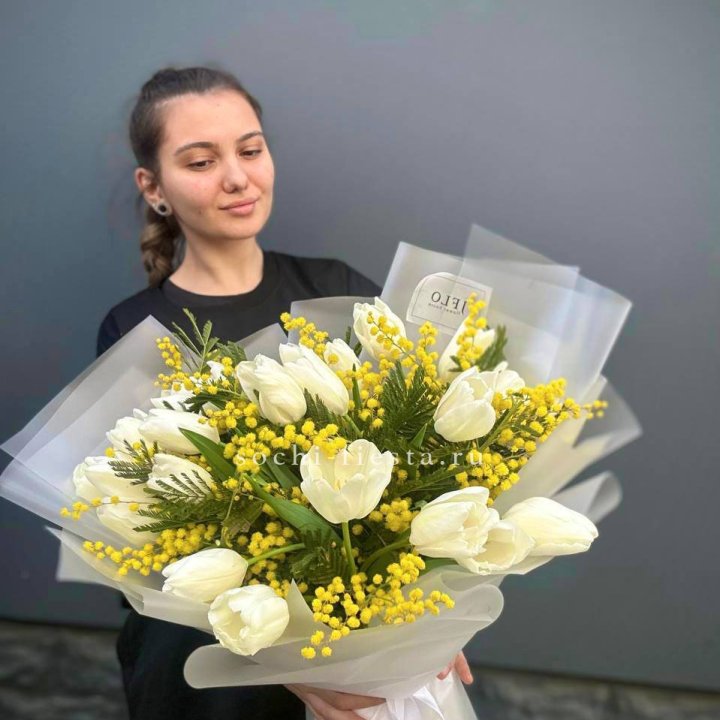 Букет тюльпанов и мимозы в Санкт-Петербурге