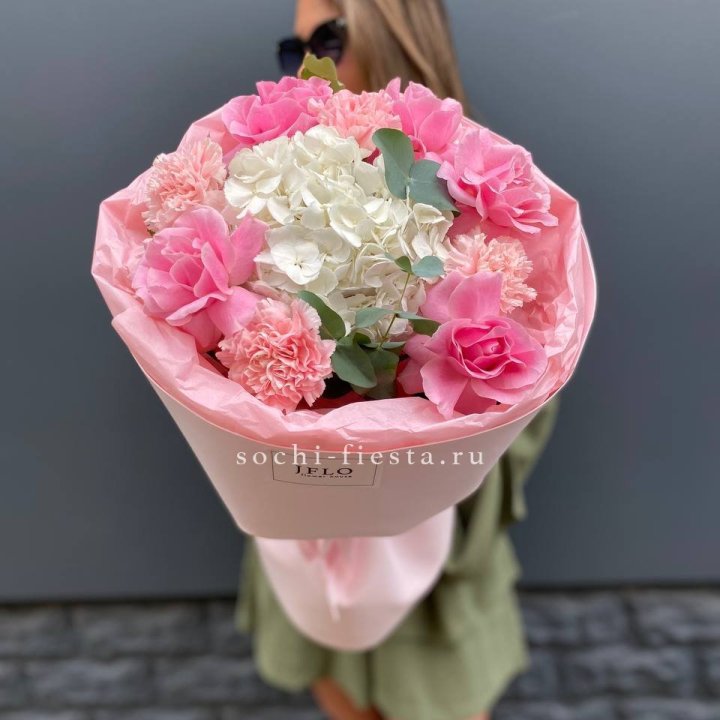  Букет роз и гортензии "Навола" в Санкт-Петербурге