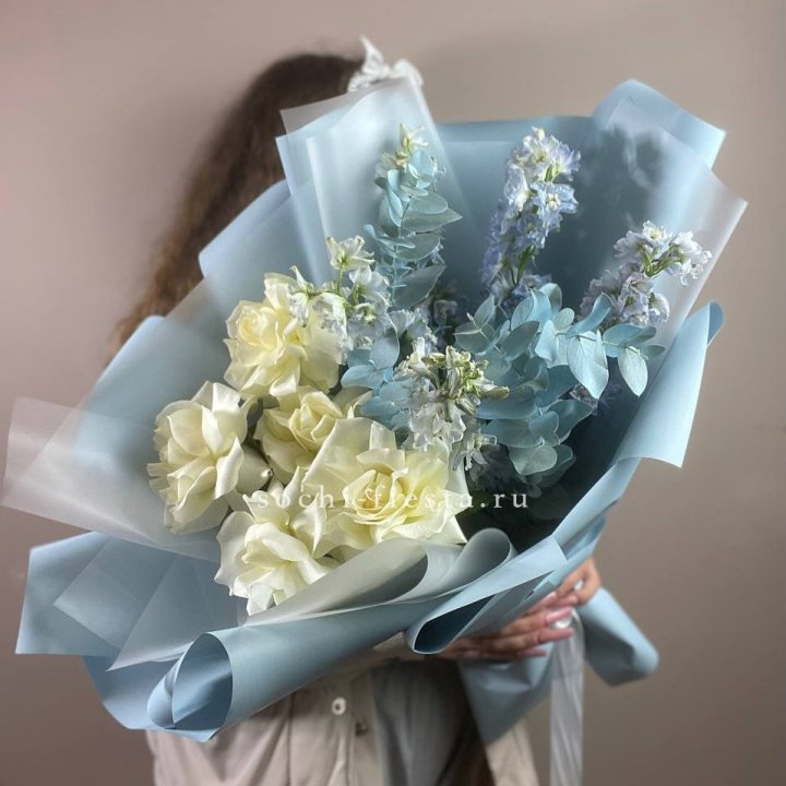 Букет из белых французских роз и дельфиниума в Санкт-Петербурге