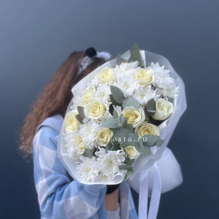  Букет белых роз с хризантемой  в Санкт-Петербурге