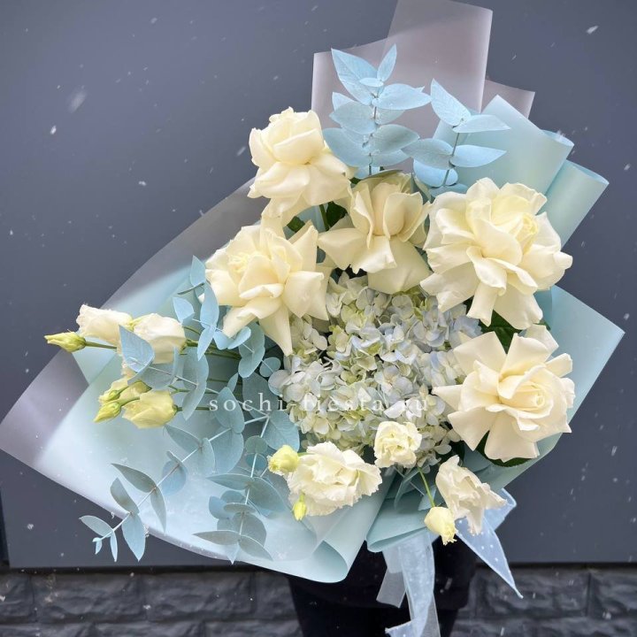 Букет с гортензией и белыми французскими розами в Санкт-Петербурге