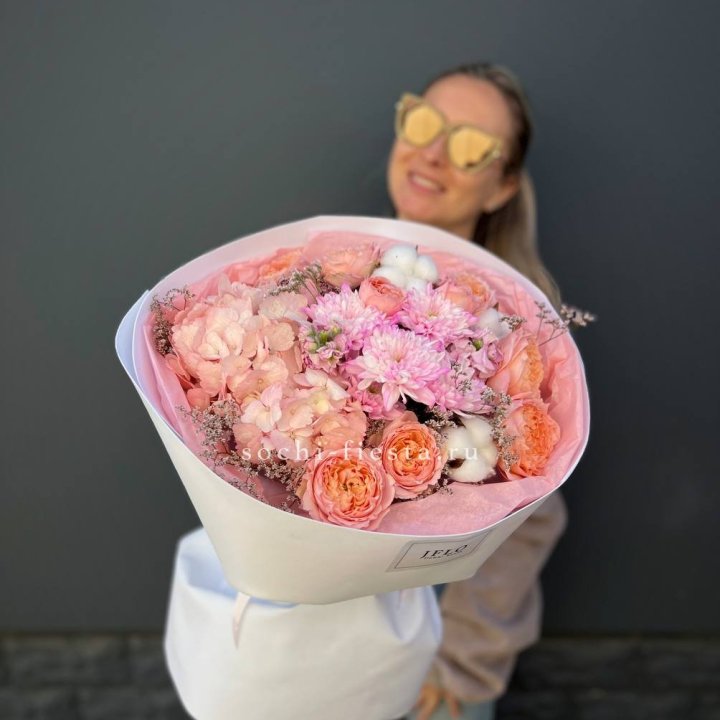 Букет гортензии и кустовых роз  в Санкт-Петербурге