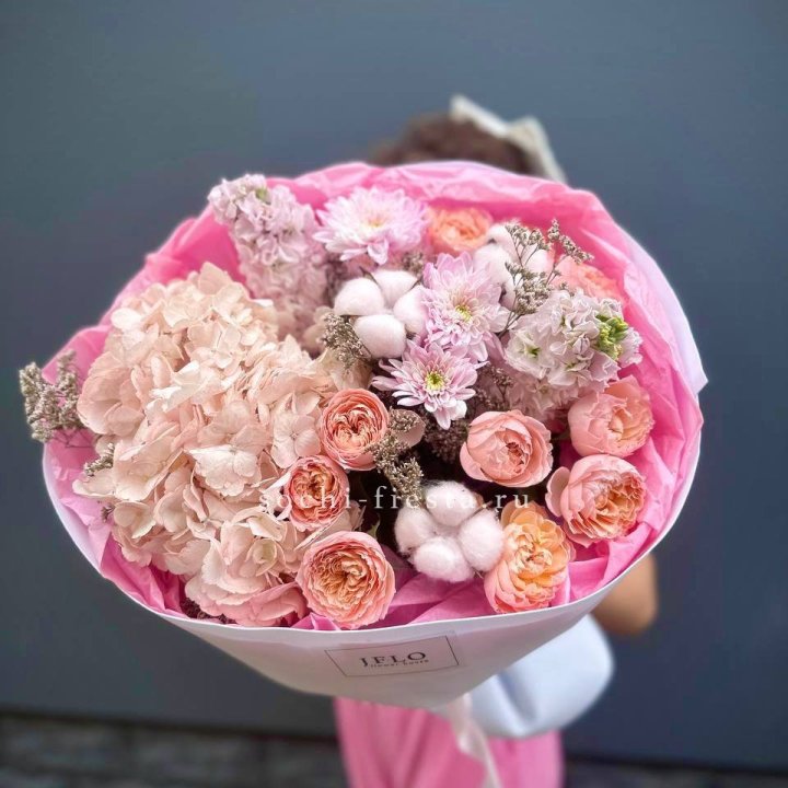 Букет гортензии и кустовых роз "Абрассо" в Санкт-Петербурге