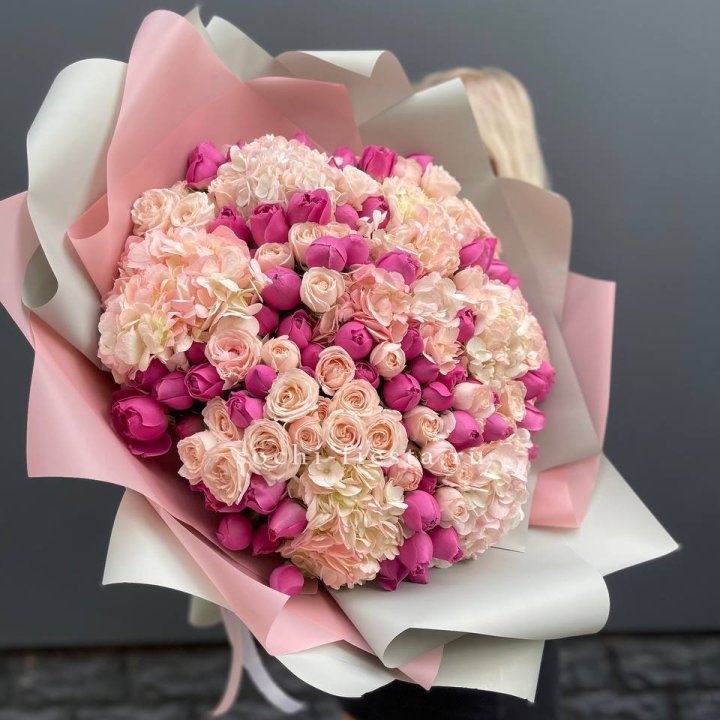 Букет кустовые розы и гортензия в Санкт-Петербурге