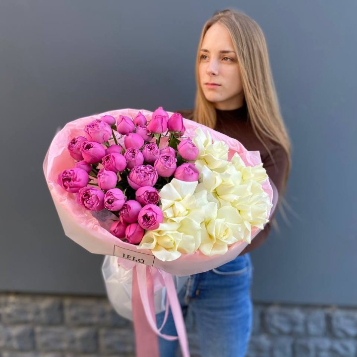 Дуо белых и кустовых роз в Санкт-Петербурге