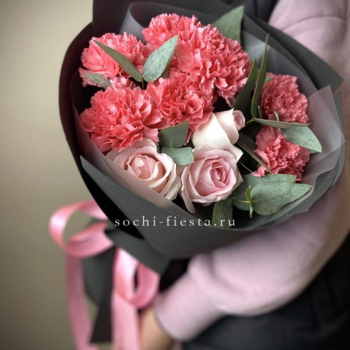 Букет из роз и диантусов "Пенелопа" в Санкт-Петербурге