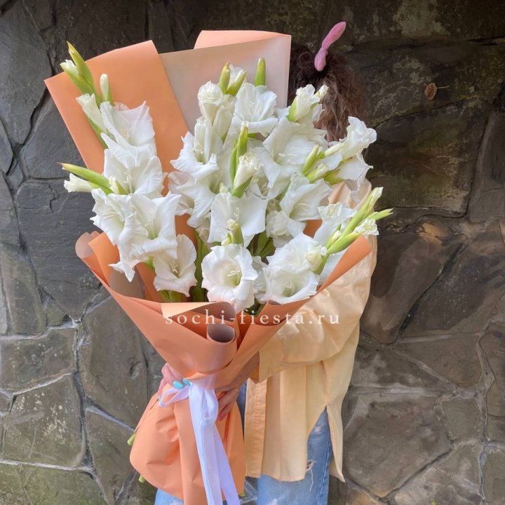 Букет белых гладиолусов  в Санкт-Петербурге