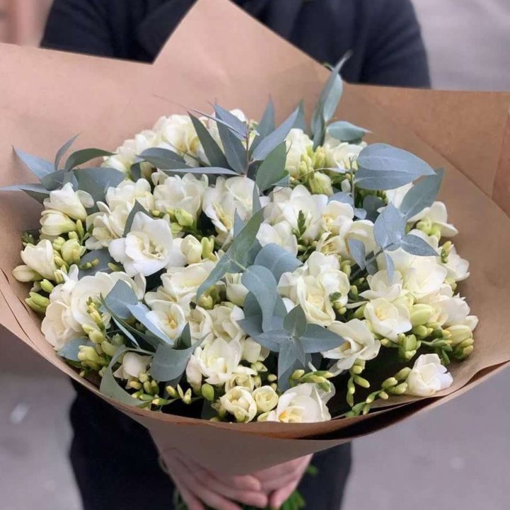 51 фрезия с эвкалиптом в Санкт-Петербурге