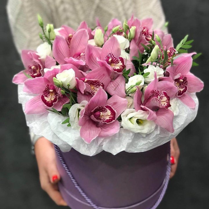 Орхидея и эустома в шляпной коробке в Санкт-Петербурге