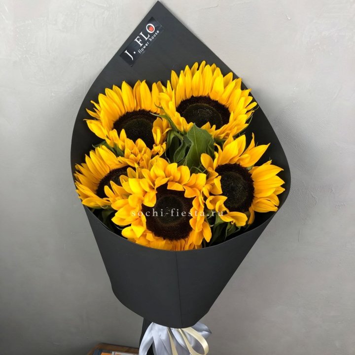 Букет из 5  подсолнухов в Санкт-Петербурге