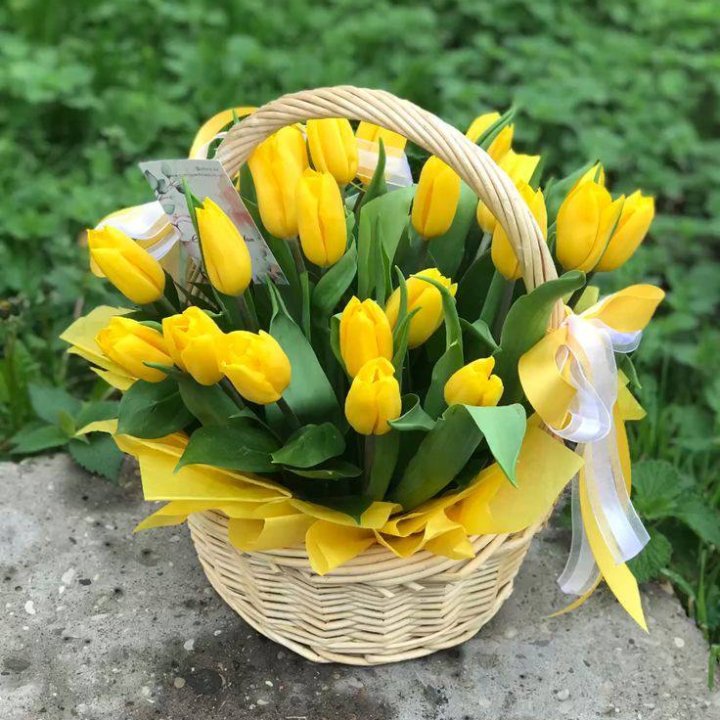 25 желтых тюльпанов в корзине в Санкт-Петербурге