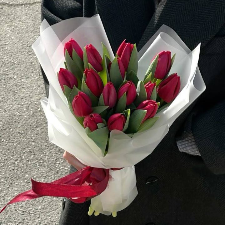 15 красных тюльпанов в Санкт-Петербурге