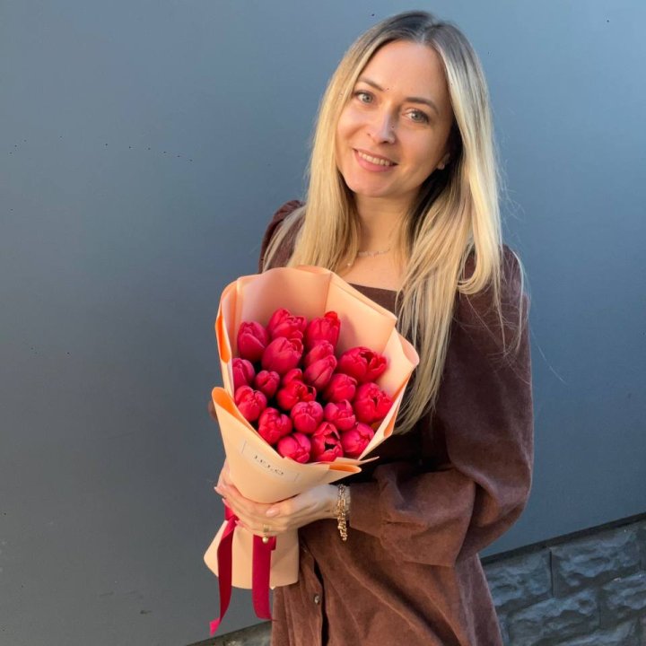  19 красных тюльпанов в Санкт-Петербурге