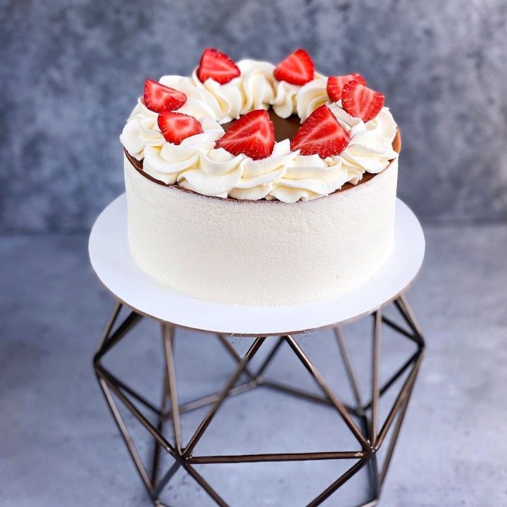 Торт "Клубника со сливками" в Санкт-Петербурге