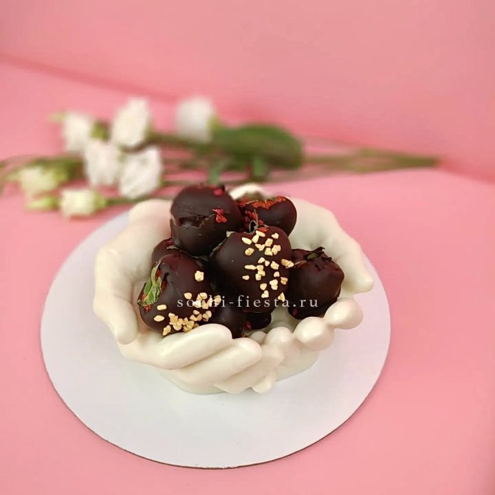 Клубника в шоколаде на шоколадных ладонях  в Санкт-Петербурге