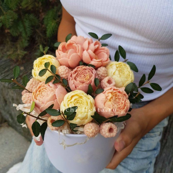 Шоколадный букет с ягодами в Санкт-Петербурге