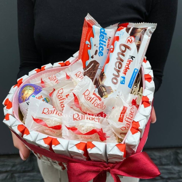 Подарочный набор сердце с Киндерами и Рафаэлло в Санкт-Петербурге