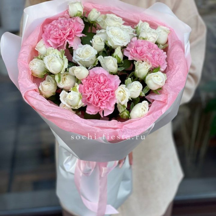 Букет розы с диантусами "Блэш" в Санкт-Петербурге