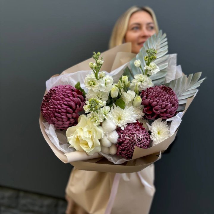 Хризантемы с маттиолой розами эустомой Чика в Санкт-Петербурге