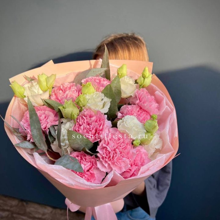 Букет гвоздик и  эустом "Сири" в Санкт-Петербурге