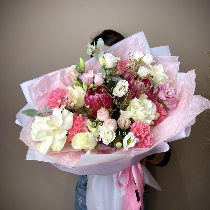 Букет с протеей, розами "Элеонора" в Санкт-Петербурге